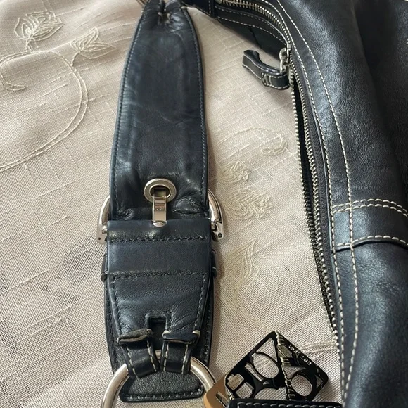 COACH Soho Hobo black leather bag chrome hardware zipper white topstitch detail - Picture 10 of 16